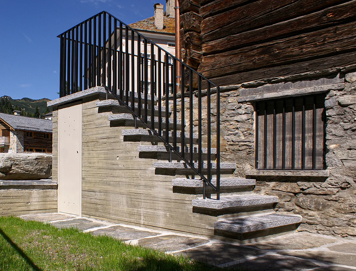 Steintreppe im Außenbereich der Ca Vegia, alpine Architektur in Graubünden