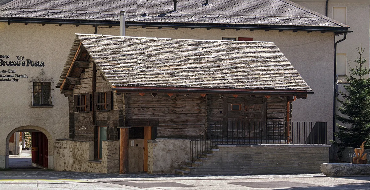 Restaurierte Fassade der Ca Vegia in San Bernardino, Graubünden — traditionelle alpine Architektur, Atelier Ivan Beer