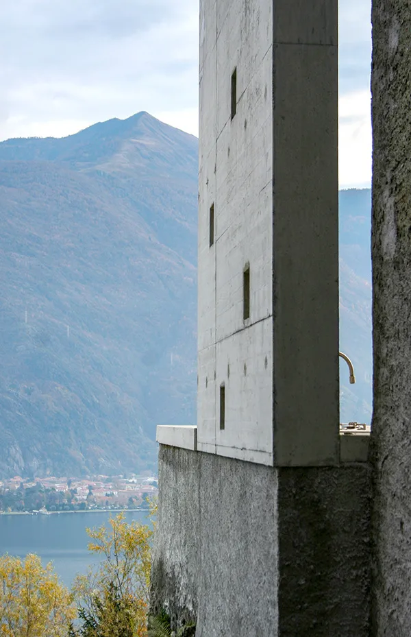 Architektonisches Detail der Betonfassade, Cremia am Comer See