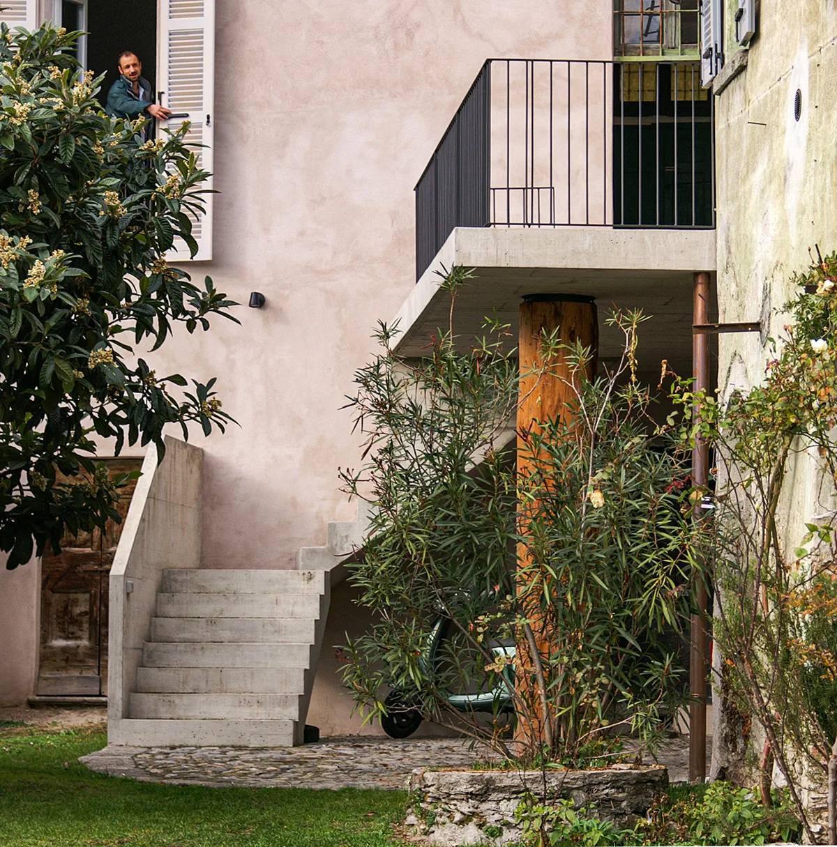 Außeneingang des Hauses Cremia mit Garten