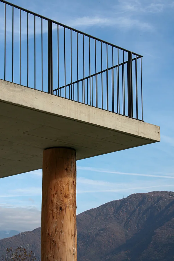Holzsäule und Balkon aus Beton, Projekt Cremia