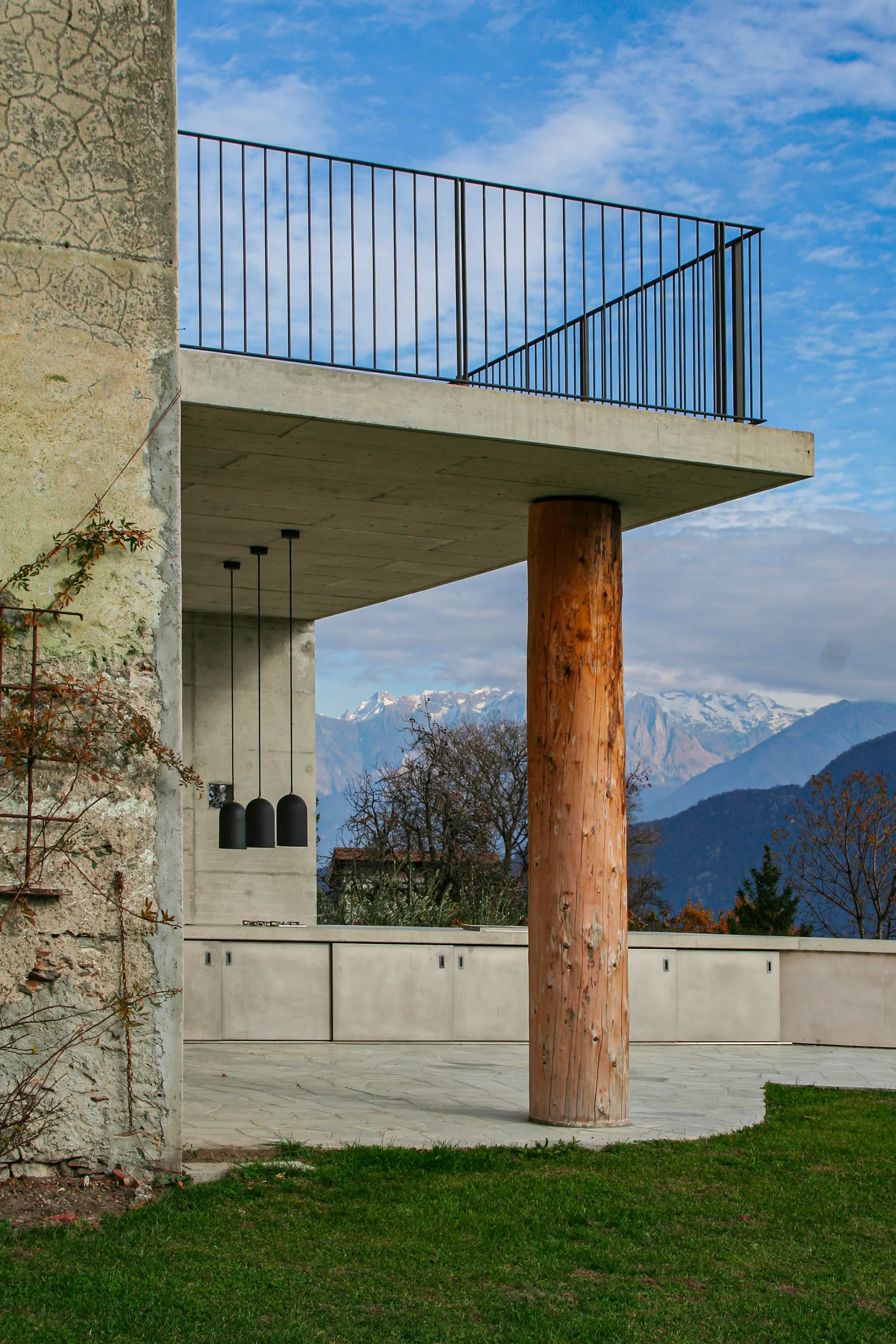 Holzsäule und Betonkonstruktion mit Aussicht, Cremia