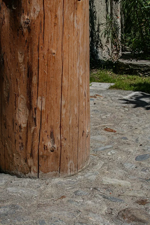 Holzsäule auf Steinfundament, Projekt Cremia