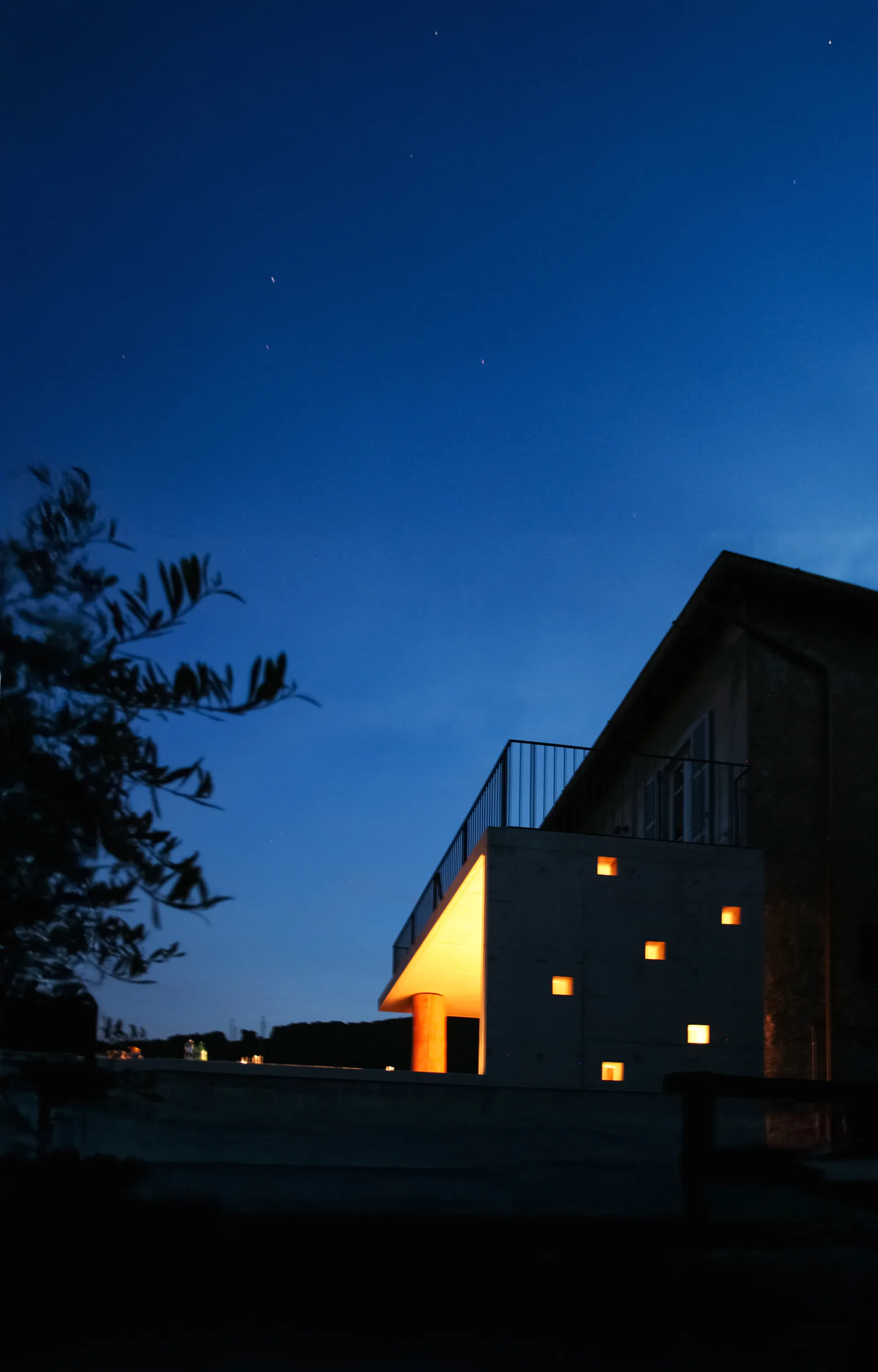 Nachtansicht des Hauses Cremia, beleuchtet am Comer See