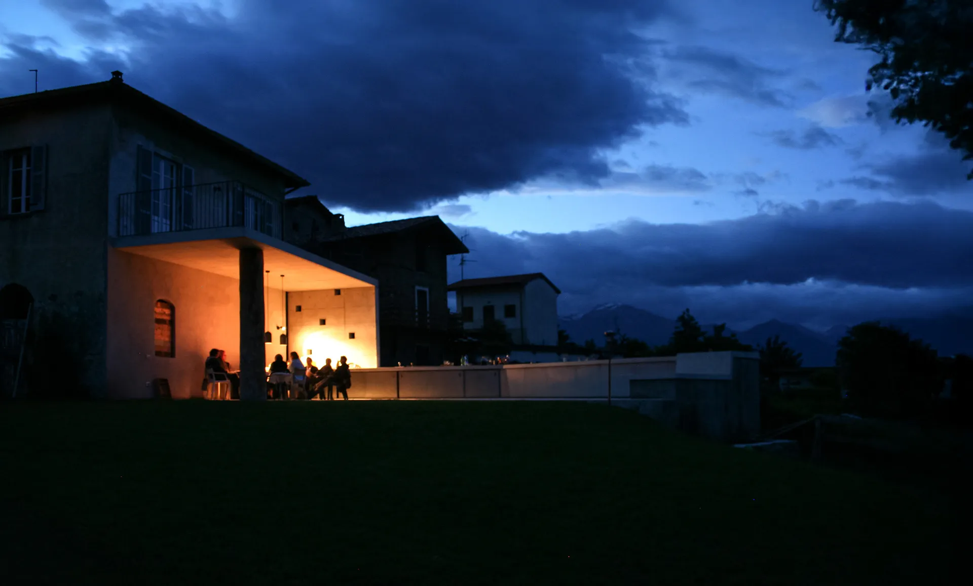 Haus Cremia bei Nacht mit Außenbeleuchtung
