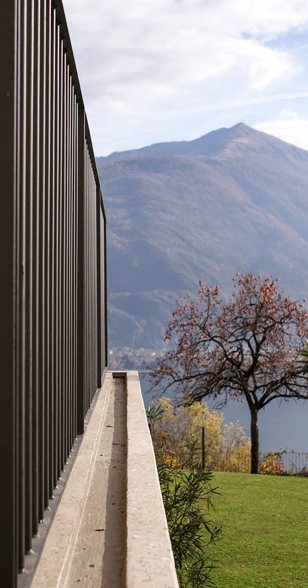 Seitenfassade und alpine Landschaft, Cremia