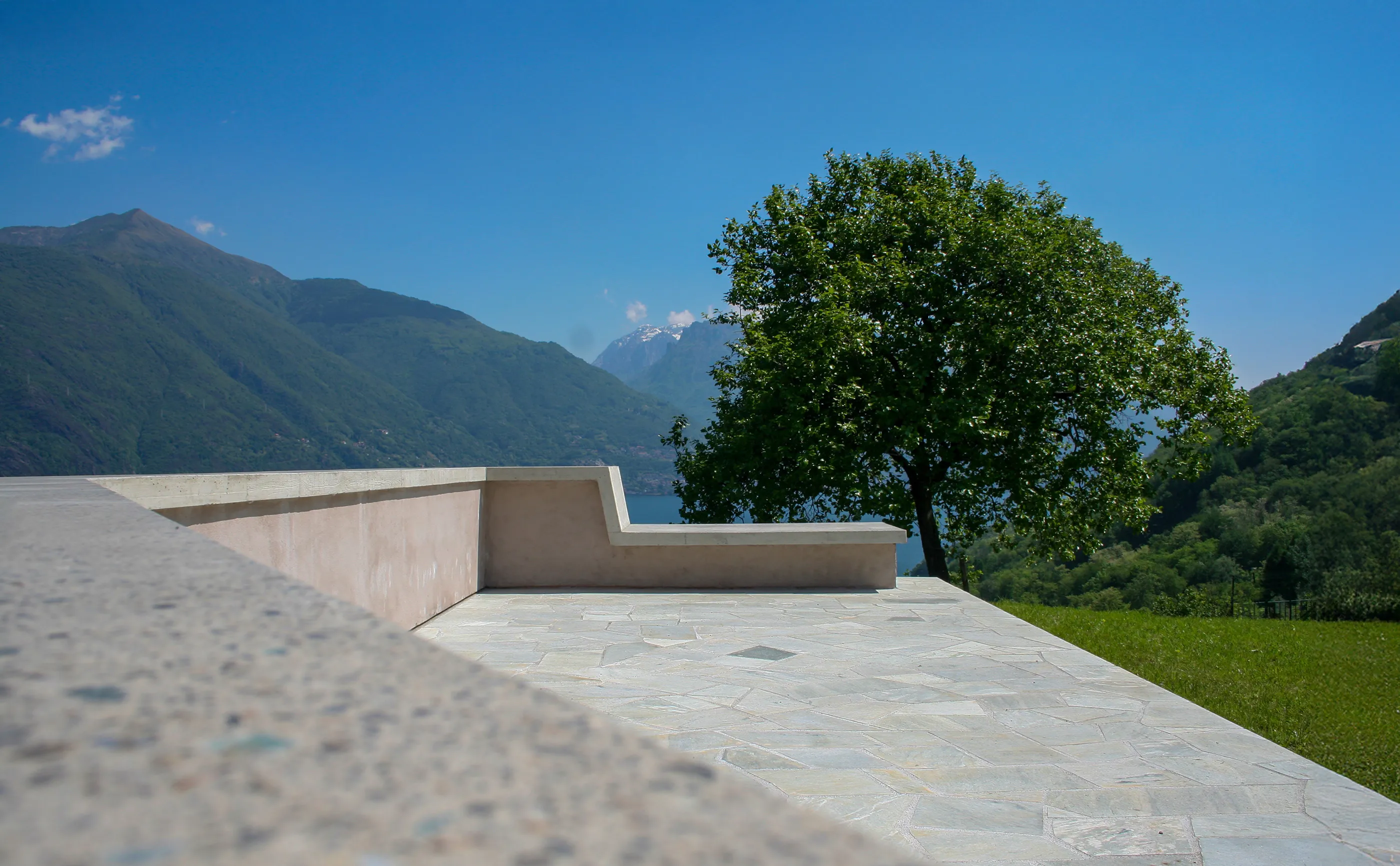 Blick von der Terrasse des Hauses Cremia auf die Berge am Comer See