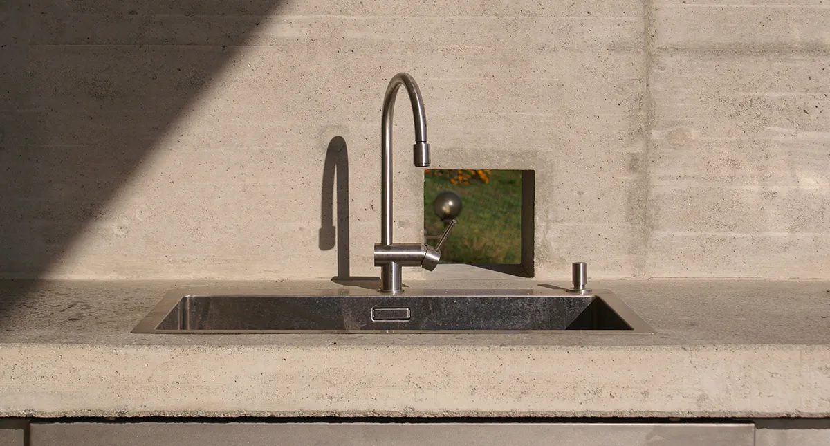 Modernes Betonwaschbecken, Innenraum Cremia
