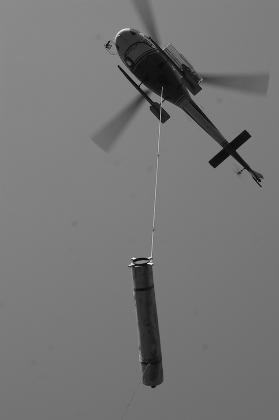 Holzsäule per Hubschrauber auf die Baustelle gebracht, Projekt Cremia
