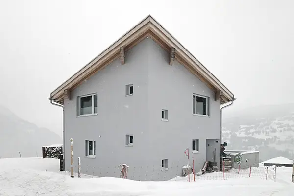 Nordfassade des Hauses Quartier La Pala im Schnee