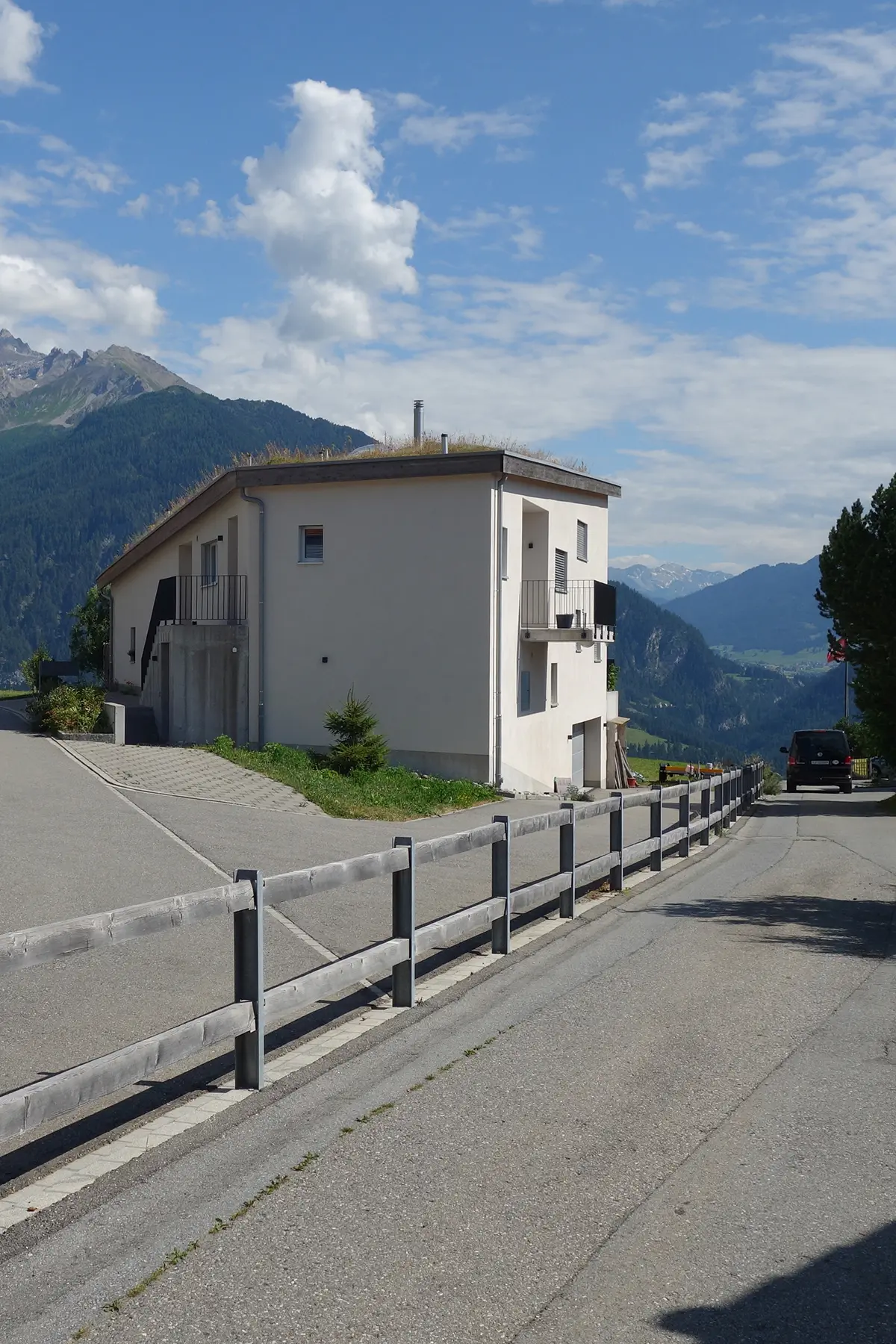 Seitenansicht eines Hauses des Quartier La Pala in Lenz, Graubünden