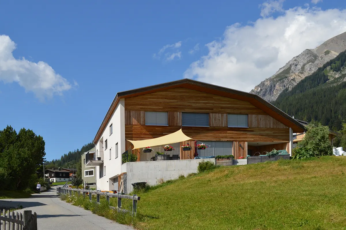 Wohnhaus mit Satteldach, Teil des Projekts Quartier La Pala, Atelier Ivan Beer