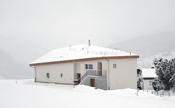 Wohnhaus des Quartier La Pala im Winter, verschneit